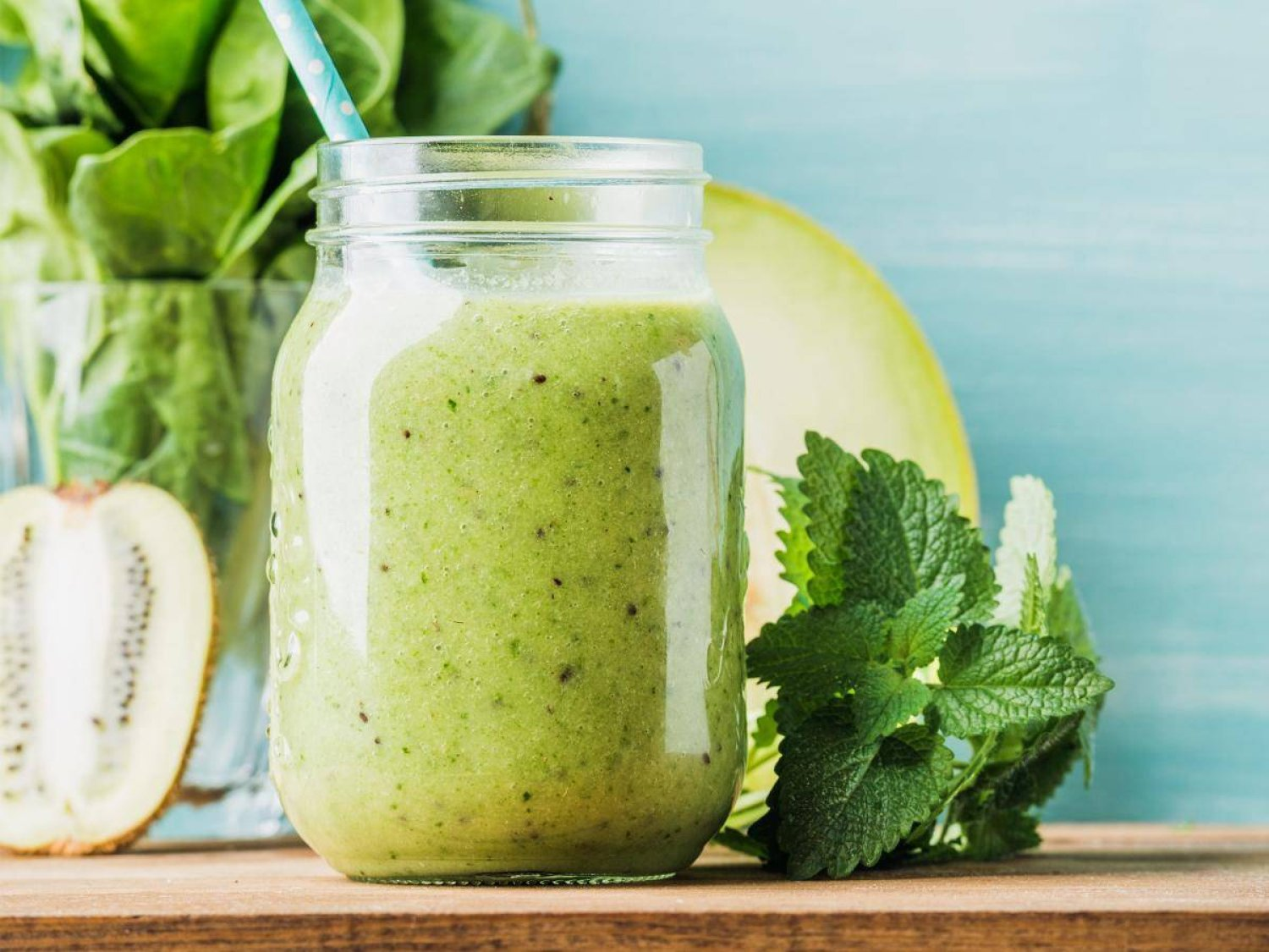 دراسة تحذر: بعض عصائر الخضار الورقية يسبب أمراض الكلى