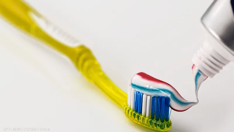 طبيبة تحذر من مكونات خطرة بمعجون الأسنان