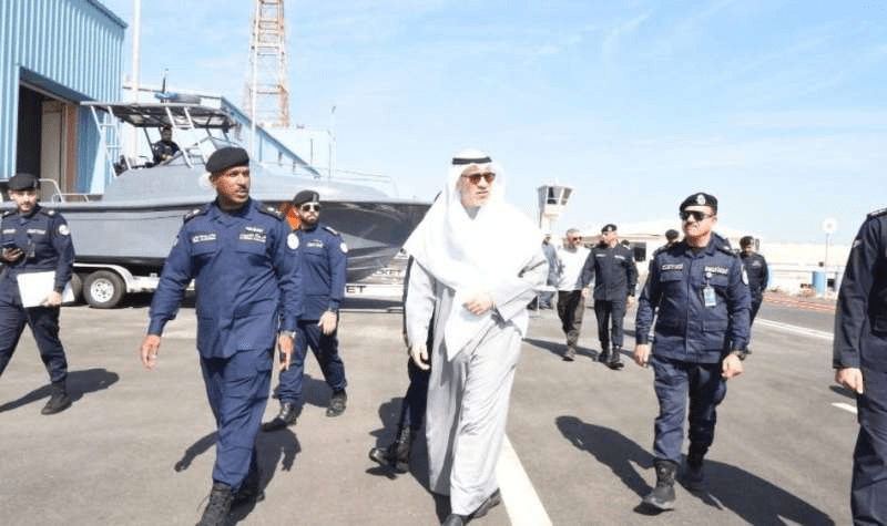 وزير الداخلية يزور خفر السواحل بقاعدة صباح الأحمد البحرية