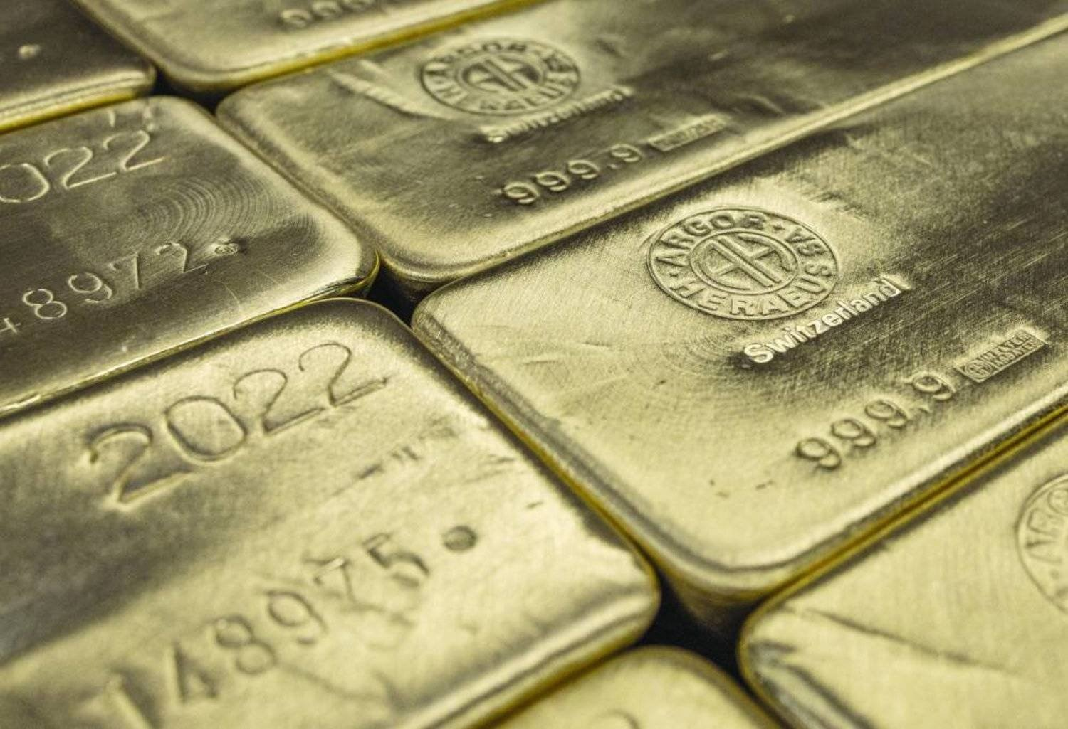 الذهب يرتفع بدعم من تراجع الدولار وتوترات الشرق الأوسط