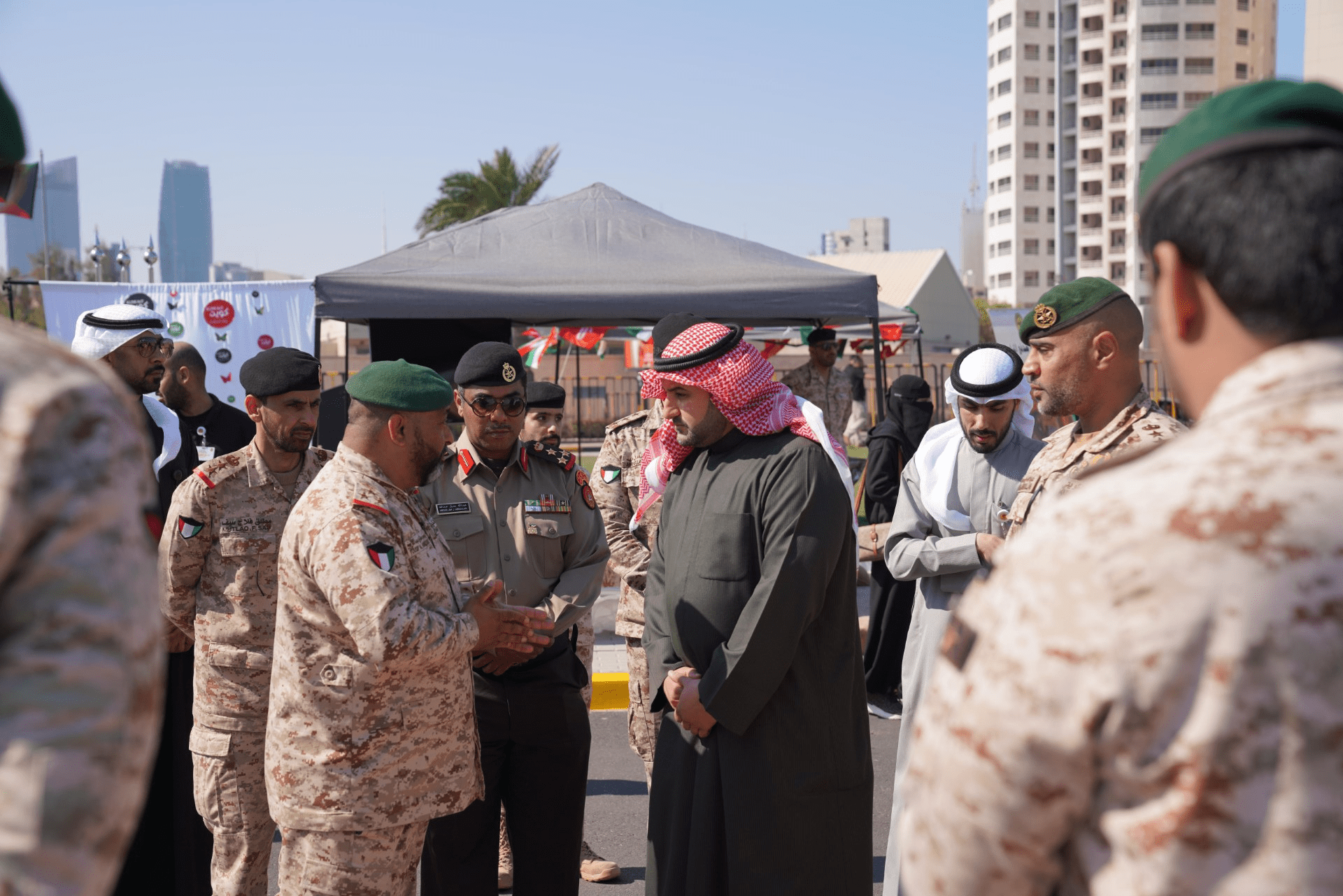 (وكيل الدفاع) يتفقد معرض الجيش بمناسبة الأعياد الوطنية