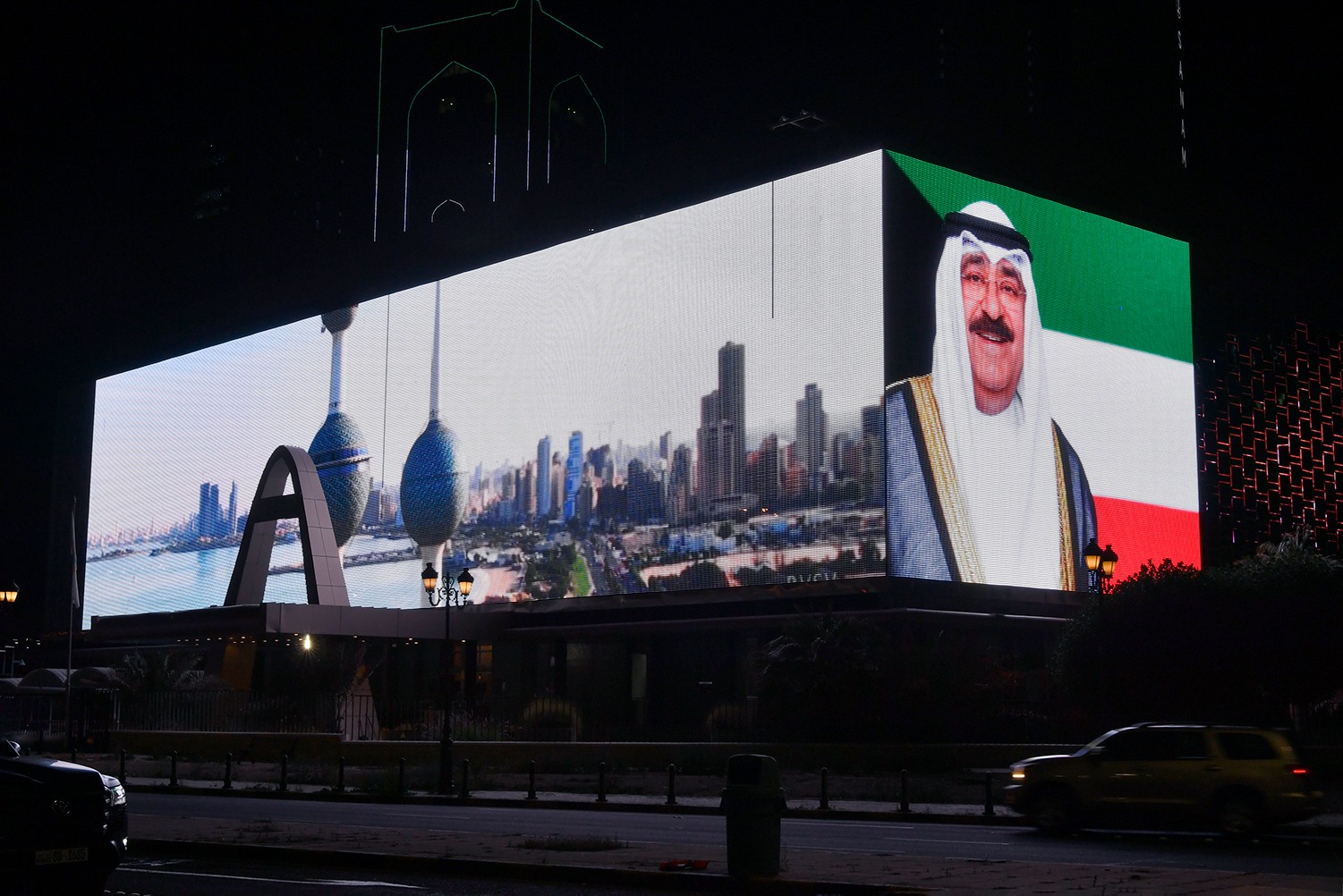 مبنى المجلس البلدي يتحول الى اكبر شاشة عرض بالبلاد احتفالا بالاعياد الوطنية (صور)