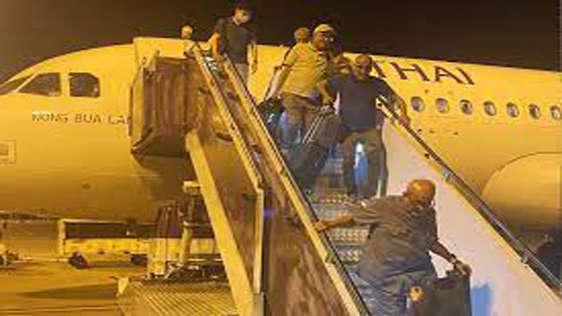 مسافر حاول فتح مخرج الطوارئ بالطائرة لخوفه من القتل