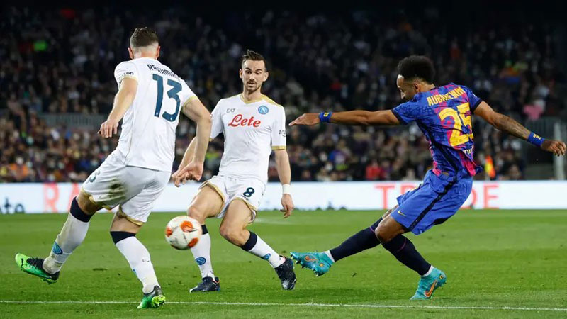 نابولي يواجه البرشا